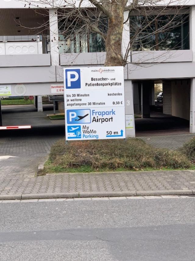 Hinweisschild zum Parkdeck