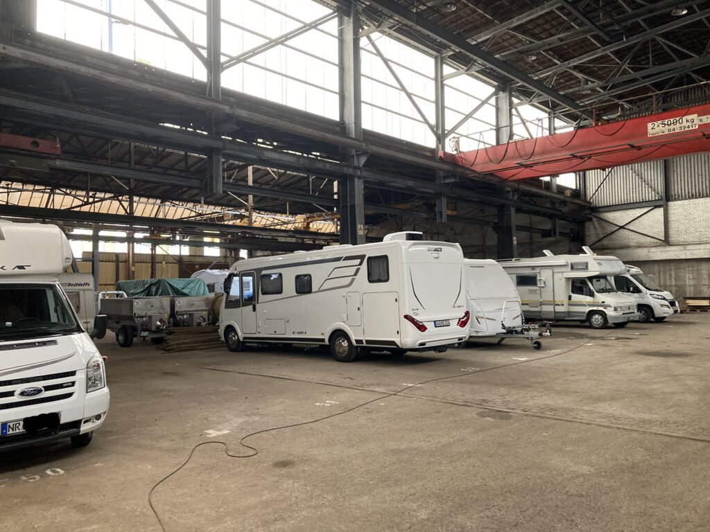 Innenansicht Stellplatz Wohnmobil, Wohnwagen in einer Halle in 56598 Rheinbrohl