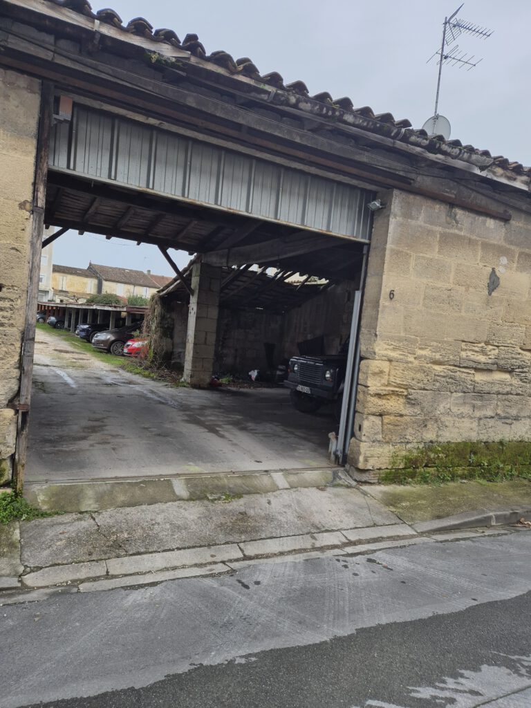 Einfahrt Unterstellplatz für Wohnmobil 33500 Libourne Frankreich