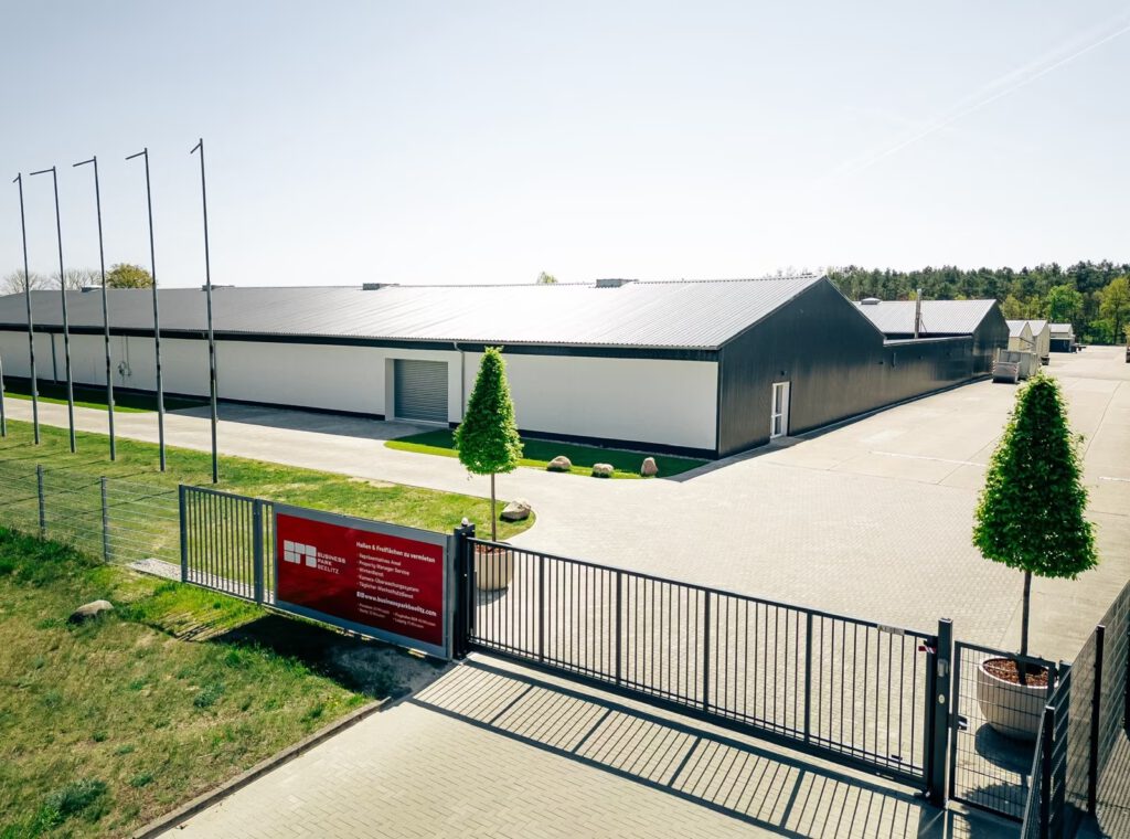 Einfahrt zum Gelände Hallenstellplätze Wohnmobile Beelitz bei Berlin und Potsdam.